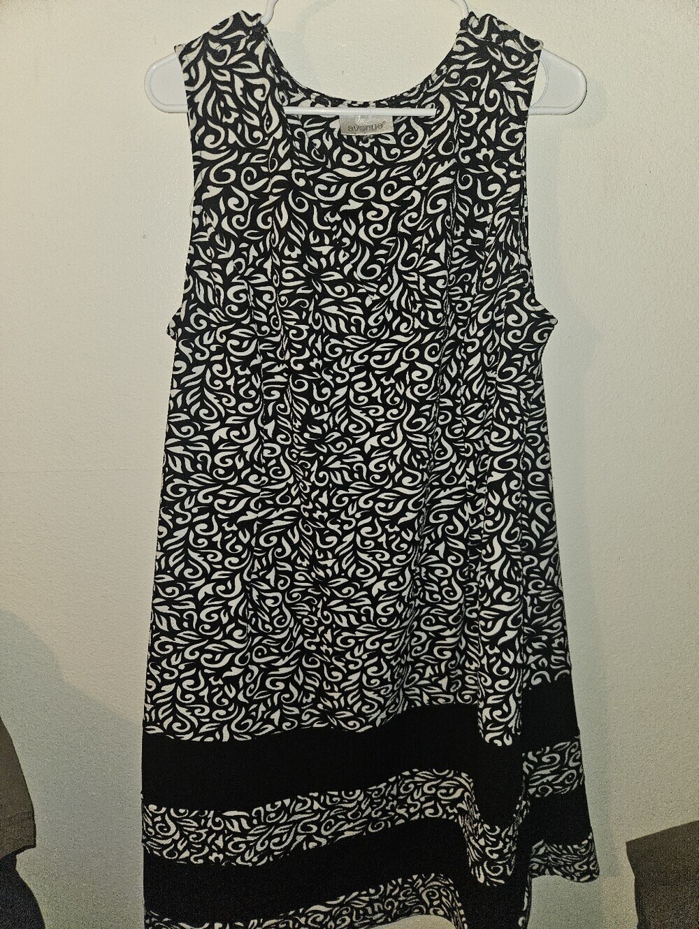 Avenue Womans Black/White Sleeveless Dress Size 24/26
